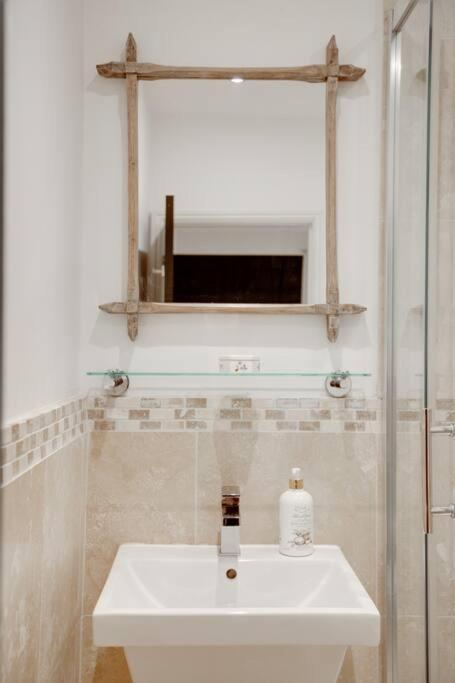 הייסטינגס Princes Villa - Large Fully Self Contained Flat, 5 Minutes From The Sea מראה חיצוני תמונה