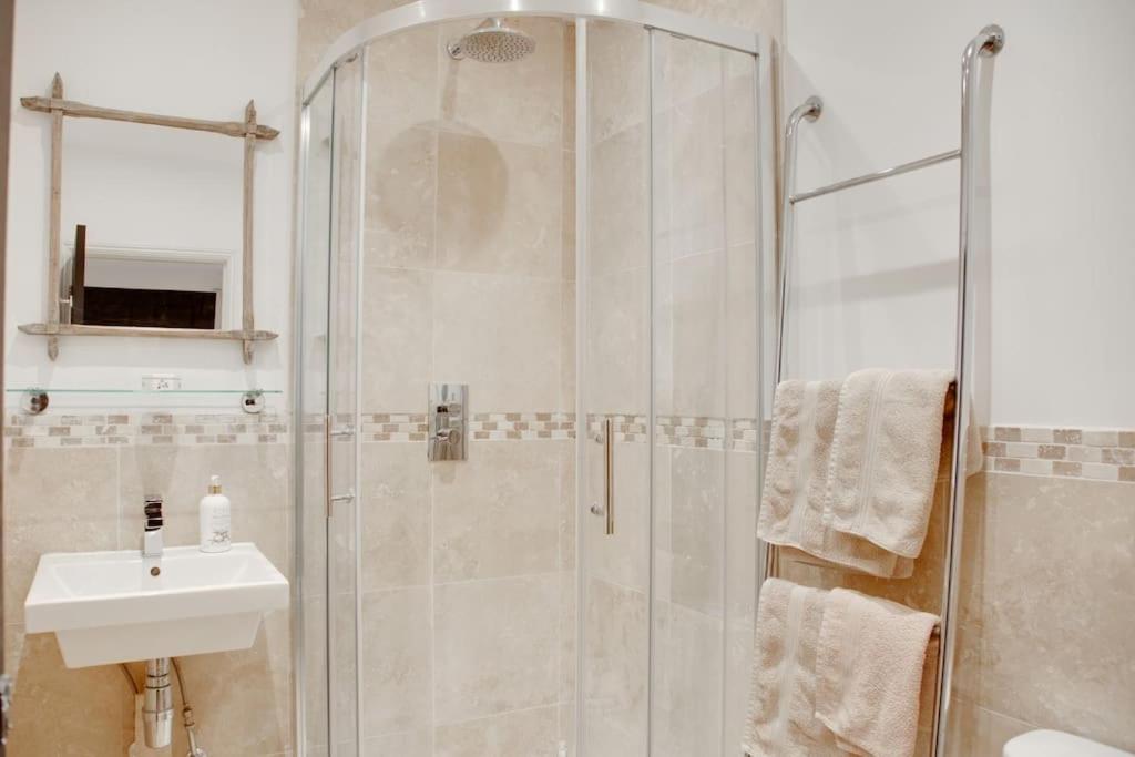 הייסטינגס Princes Villa - Large Fully Self Contained Flat, 5 Minutes From The Sea מראה חיצוני תמונה