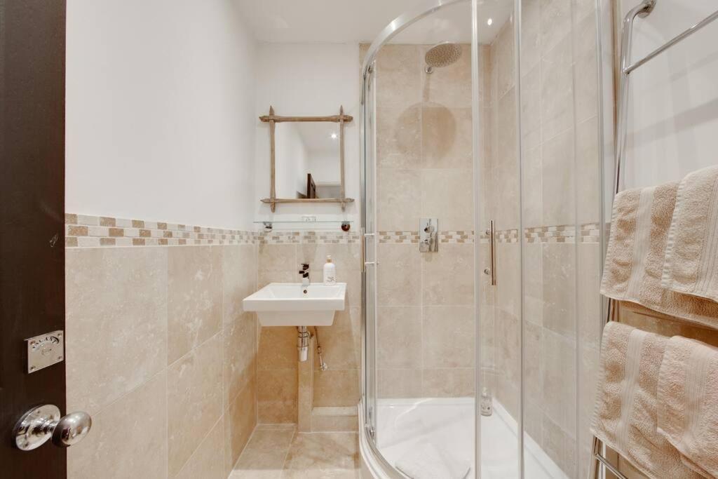 הייסטינגס Princes Villa - Large Fully Self Contained Flat, 5 Minutes From The Sea מראה חיצוני תמונה